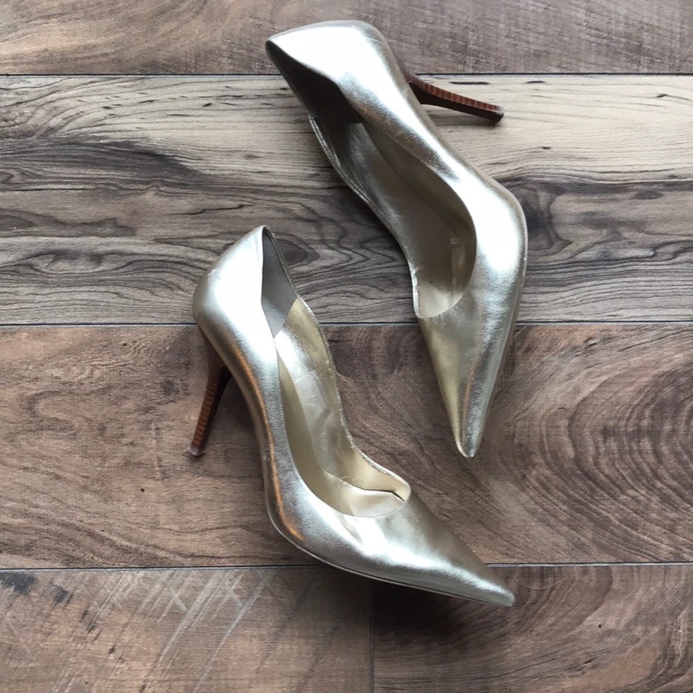 GUESS pointy toe heels gold